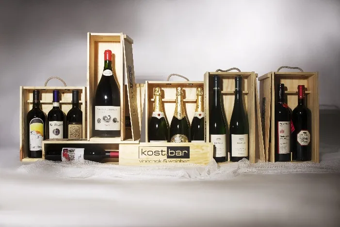 Holzkisten mit Weinflaschen in der Vinothek der kost.bar