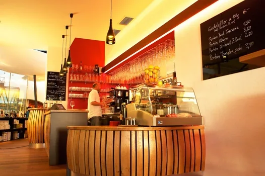 Innenraum der kost.bar mit Bar und Weinregalen