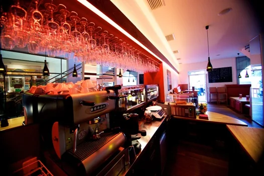 Bereich mit Sitz- und Stehplätzen in der kost.bar