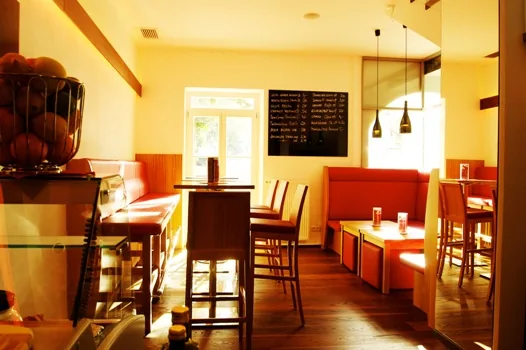 Sitzplätze und Bar-Bereich der kost.bar