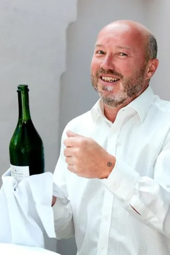Weinflaschen im Regal der kost.bar Vinothek