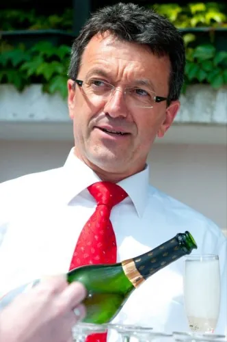 Weinflaschen und Etiketten in der Vinothek